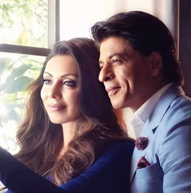 Shah Rukh Khan with his wife rmantic Photo