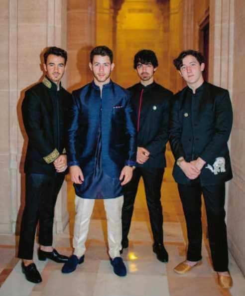 Nick Jonas with his brothers Photo