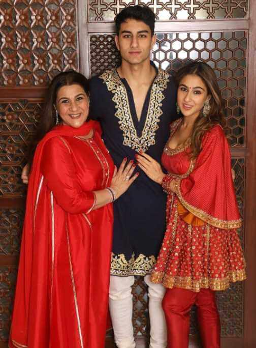 Sara Ali Khan with her Mother & Brother