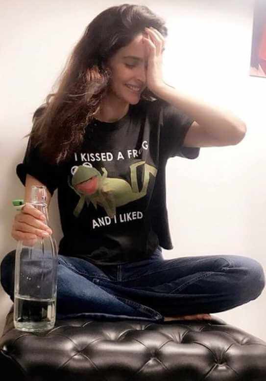 Saba Qamar with Drinks Image