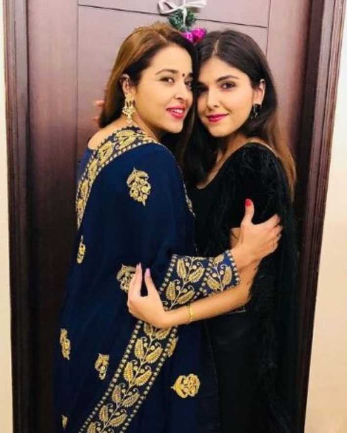 Ashi Khanna with her mother Photo