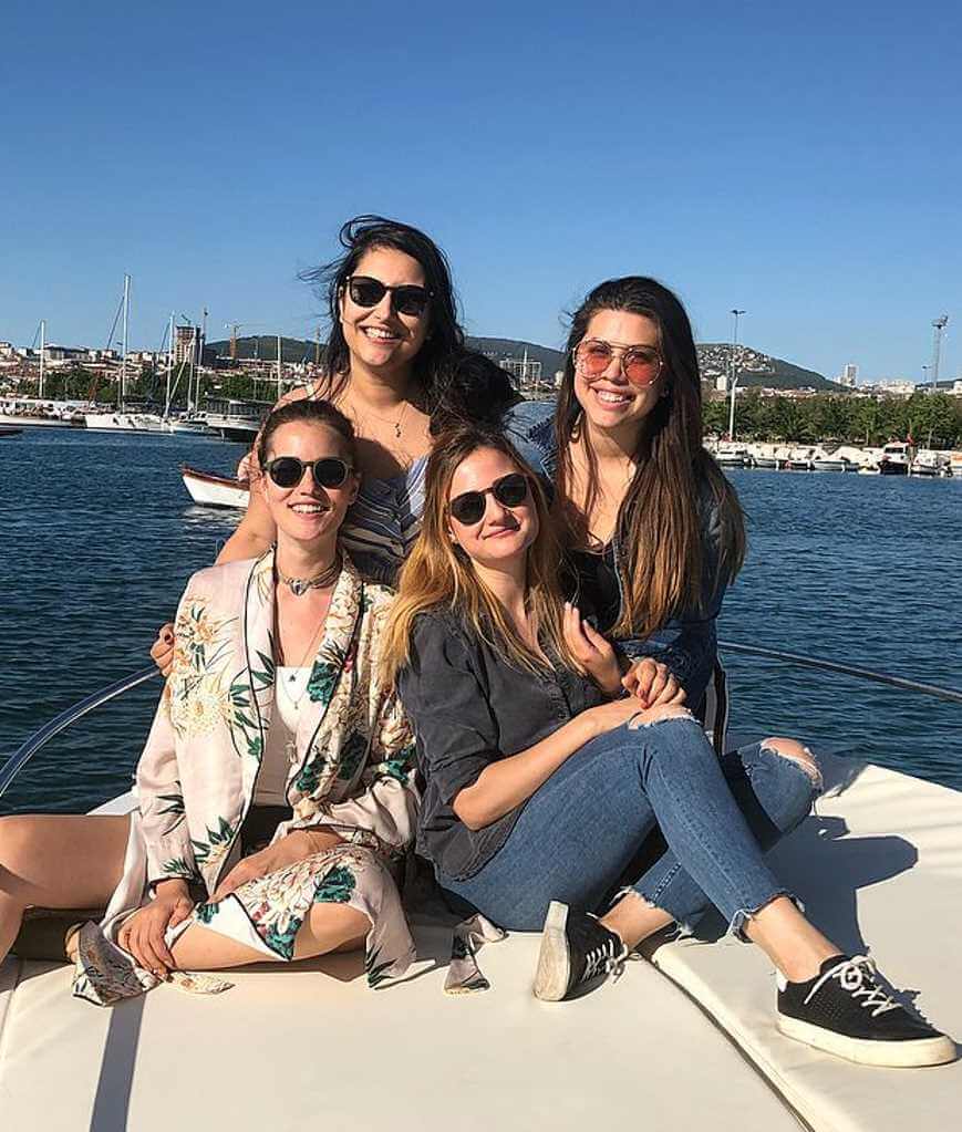 Fahriye Evcen with her sisters Photo