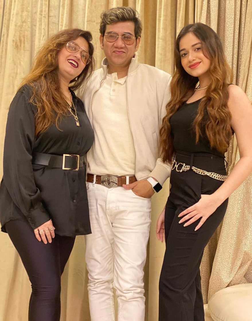 Jannat Zubair Rahmani with her Parents photo