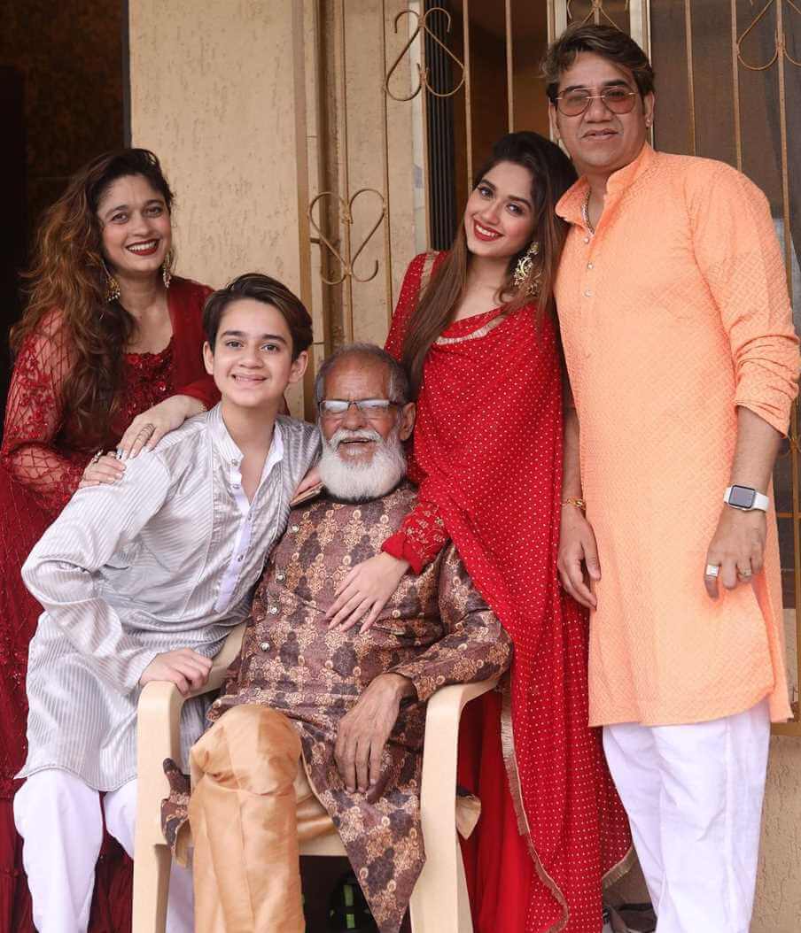 Jannat Zubair Rahmani with her family Photo