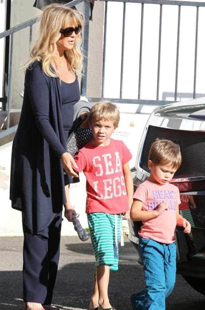 Bodhi Hawn Hudson with his mom & brother Image