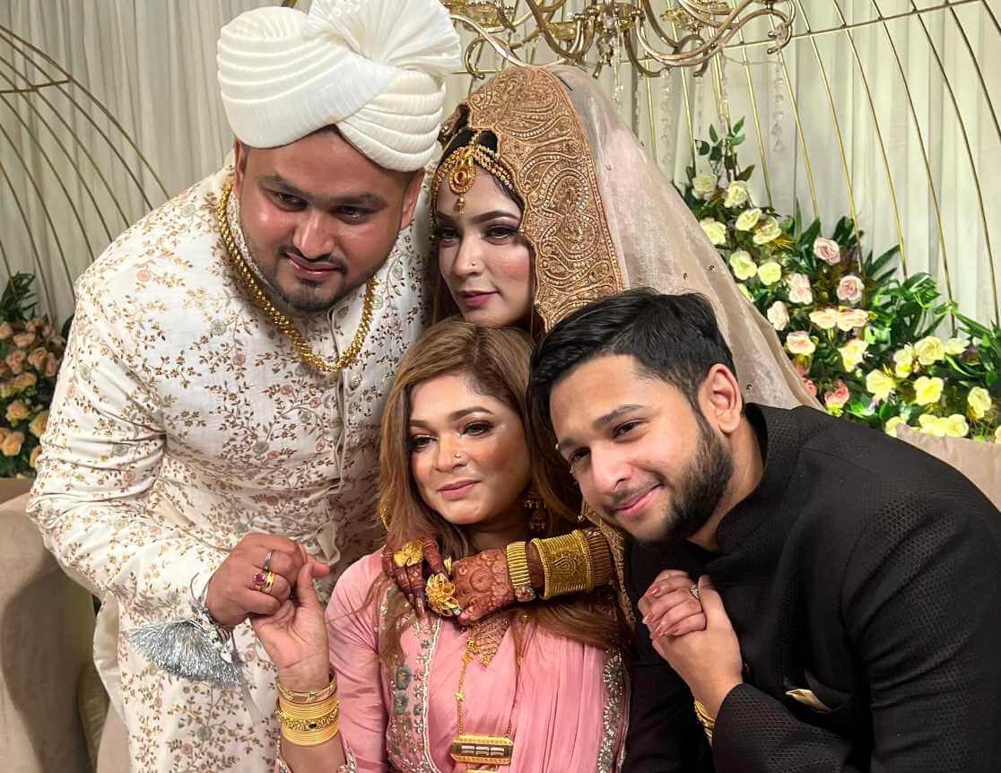 Tawhid Afridi with his brother in law & Sister and mom photo