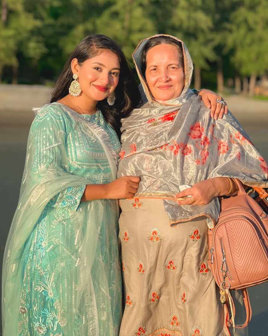 Nusrat Jahan Ontora with her mother photo