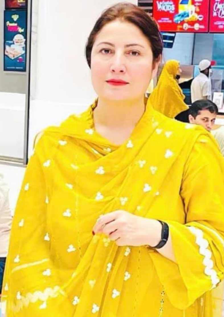 Saima Noor Yellow dress Photo