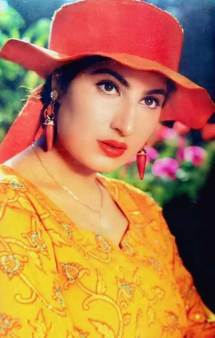 Saima Noor Yellow dress Pic