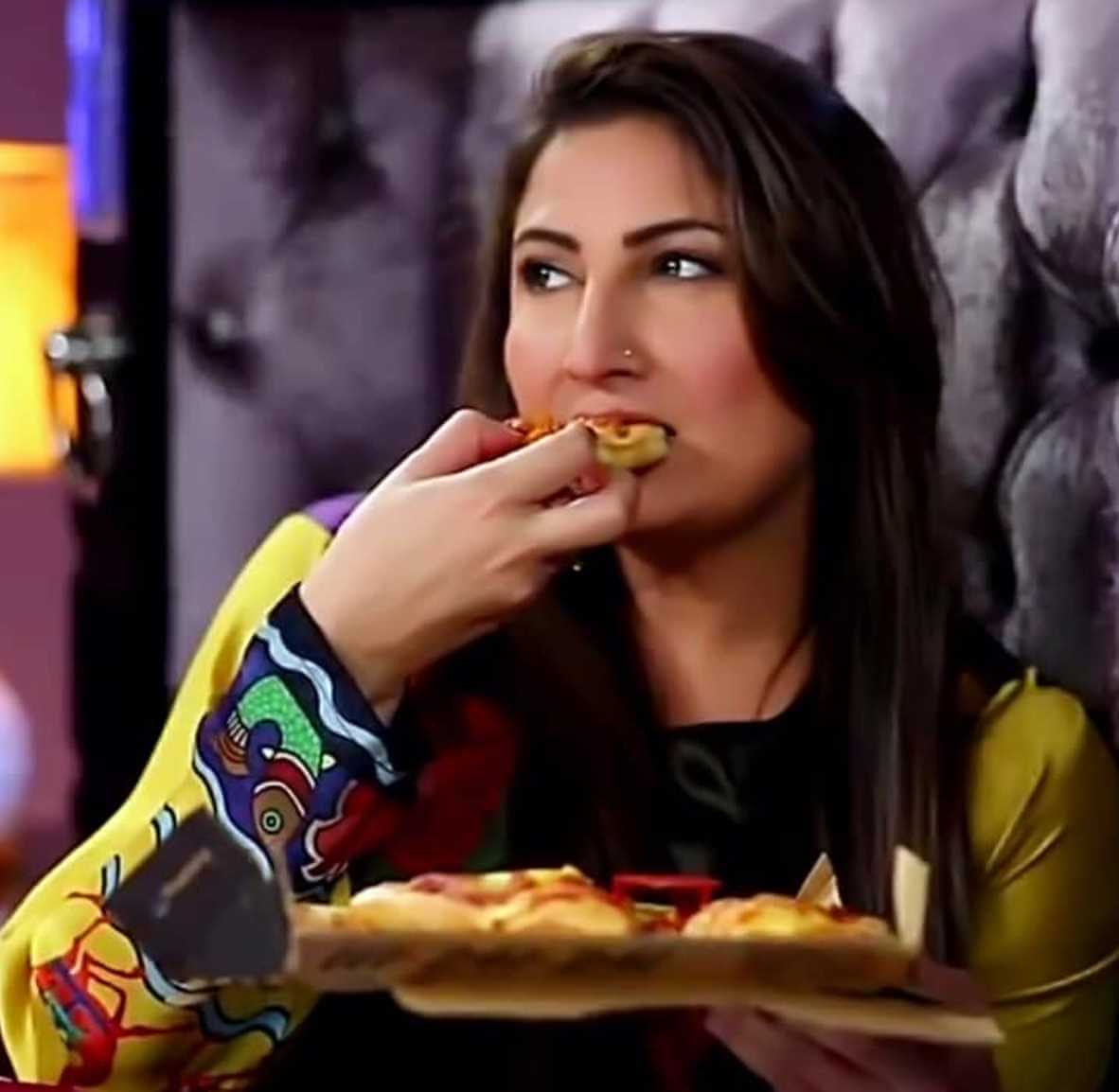 Saima Noor with foods Image