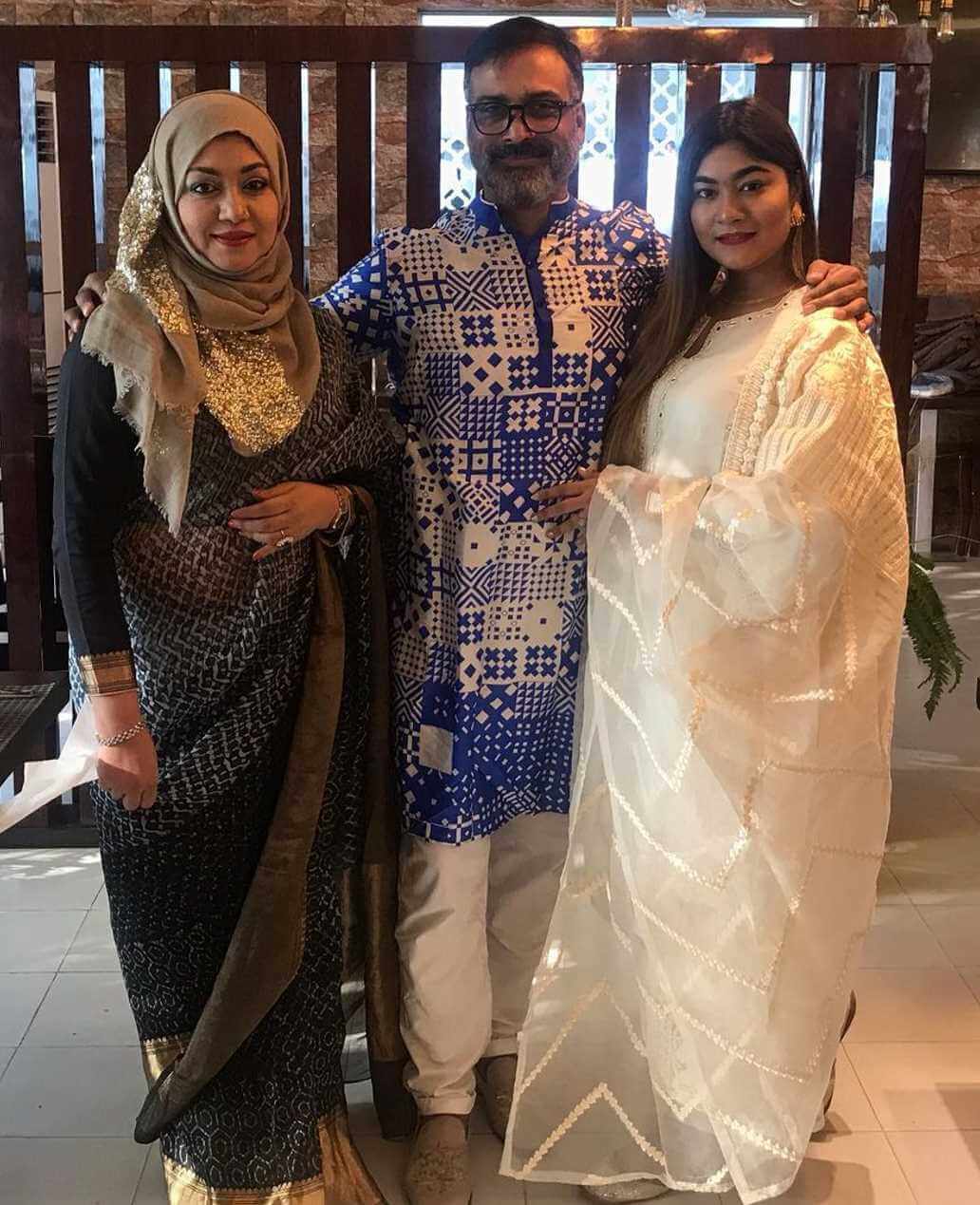 Shamma Rushafy Abantee with her parents photo